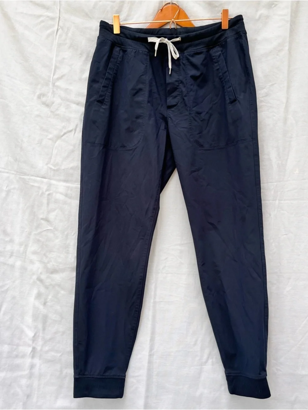 VUORI | META JOGGER DRAWSTRING TAPERED PERFORMANCE PANTS IN INK NAVY BLUE LARGE